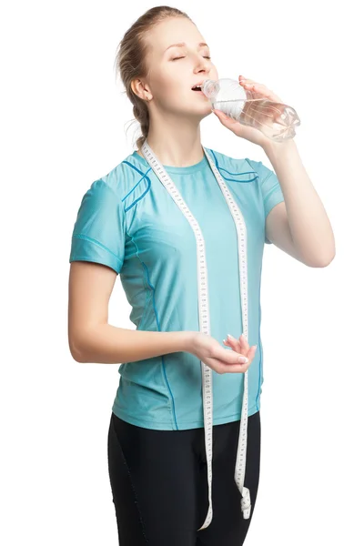 巻尺を身に着けている水のボトルを保持する美しい女性フィットネス モデル — ストック写真