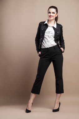 güzel model bej renkli arka plan üzerinde poz. Studio fotoğraf