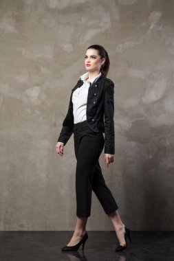 güzel model koyu gri arka plan üzerinde poz. Studio fotoğraf