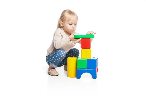 Bebê menina edifício de blocos de brinquedo — Fotografia de Stock