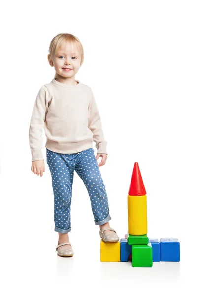 Baby flicka från leksak block — Stockfoto