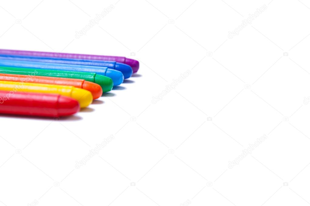 Crayons lined up in rainbow 