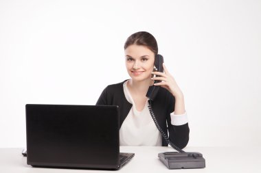 genç kadın ile telefonda konuşurken laptop 