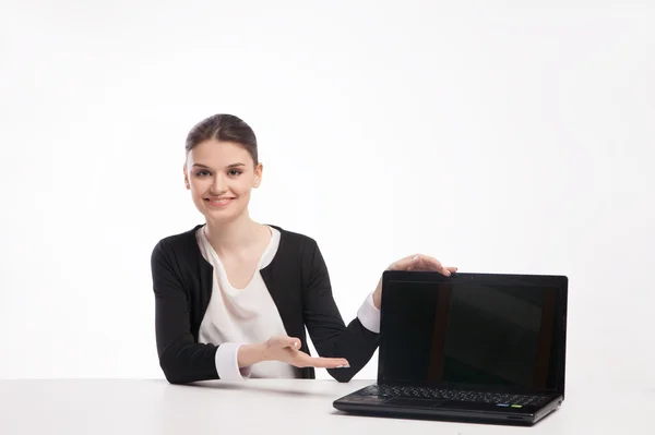 Junge Geschäftsfrau präsentiert Laptop — Stockfoto