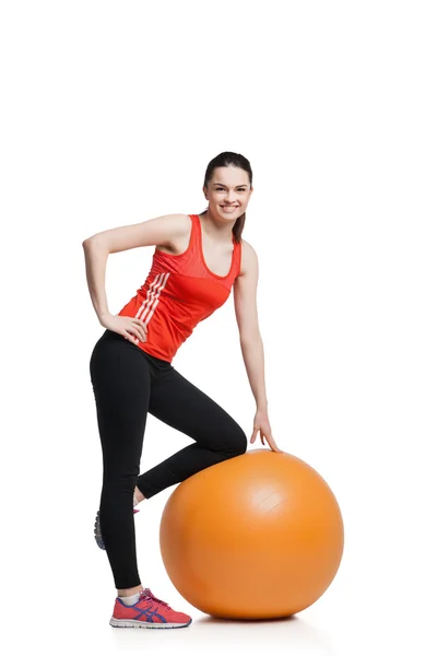 Vacker sport kvinna gör fitness motion på boll — Stockfoto