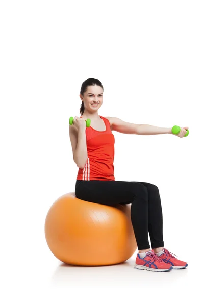 Vacker sport kvinna gör fitness motion på boll — Stockfoto