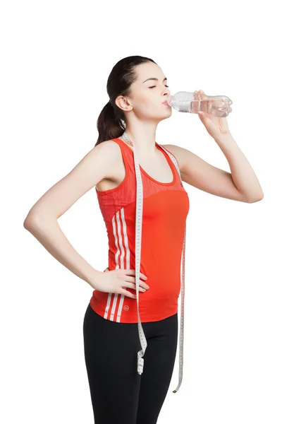 Belle femme avec ruban à mesurer boissons eau — Photo