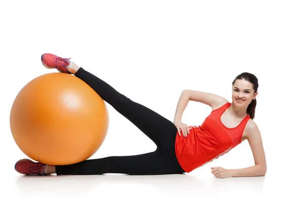 Hermosa mujer del deporte haciendo ejercicio de fitness en la pelota — Foto de Stock