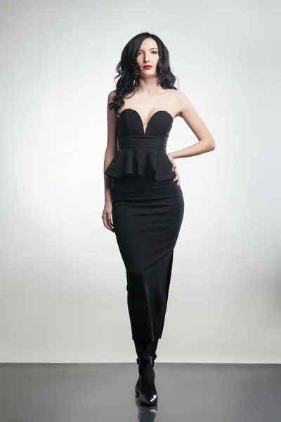 黒のコルセットとスカートを着て豪華な女性 — ストック写真
