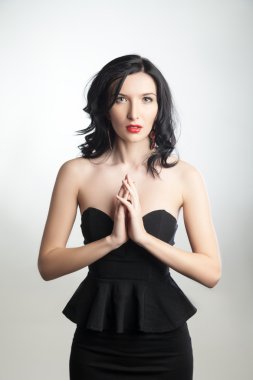 Muhteşem Bayan siyah korse ve etek giyen elleri katlanmış