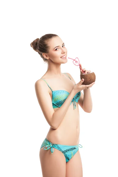 Giovane bella ragazza estiva bere succo di cocco fresco da una cannuccia — Foto Stock