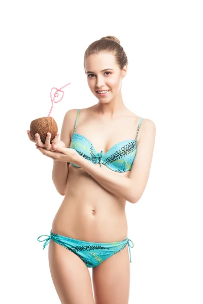 Mladé krásné letní dívka pití čerstvé kokosové šťávy ze slámy — Stock fotografie