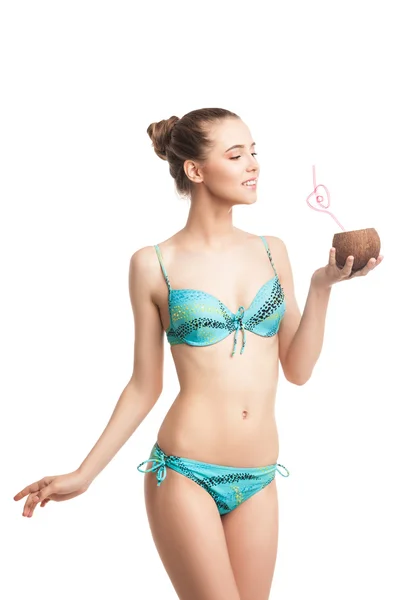 Jonge mooie zomerse meisje verse kokosnoot sap drinken uit een rietje — Stockfoto