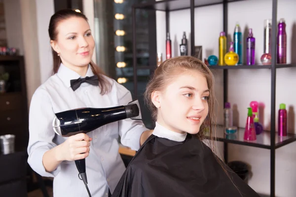 Parrucchiere Asciugatura Bionda di capelli nel salone — Foto Stock