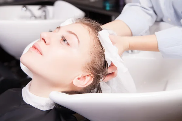 Stylista sušení žena vlasy ručníkem v salonu — Stock fotografie