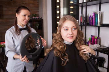 Salon aynaya bakarak mutlu müşteri