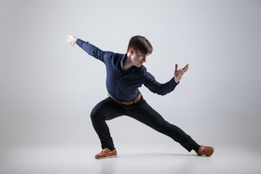 젊은 매력적인 남자 댄스