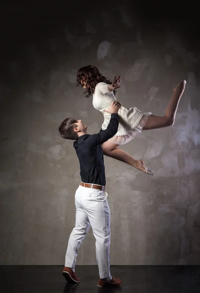 Belo casal na dança de salão ativa — Fotografia de Stock