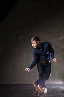 젊은 매력적인 남자 댄스