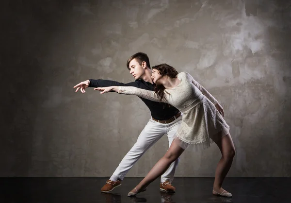 Hermosa pareja en el baile activo de salón — Foto de Stock