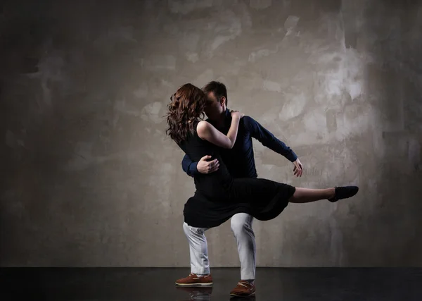 Belo casal na dança de salão ativa — Fotografia de Stock