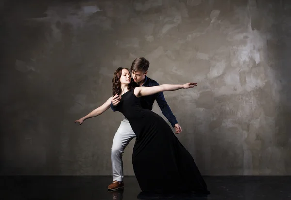 활성 볼룸 댄스에 아름 다운 커플 — 스톡 사진