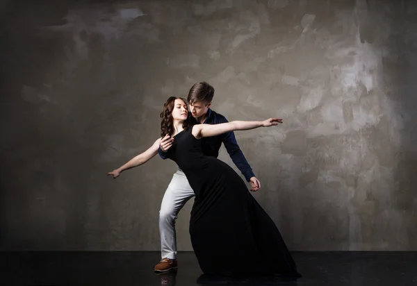 Belo casal na dança de salão ativa — Fotografia de Stock