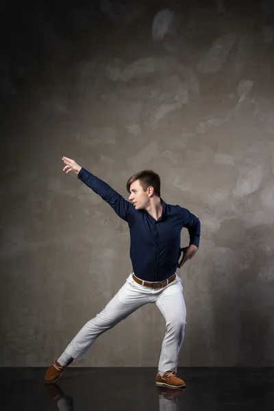 Aantrekkelijke jongeman dansen — Stockfoto