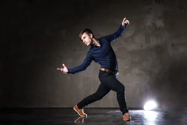 Joven atractivo hombre bailando —  Fotos de Stock