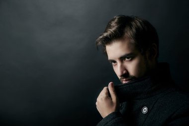 Yakışıklı delikanlı ceket siyah arka plan üzerine