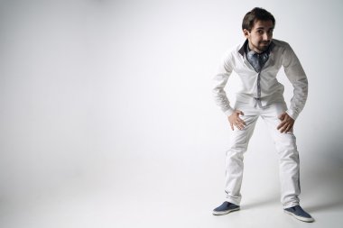 Beyaz giyen bir duygusal delikanlı portresi.