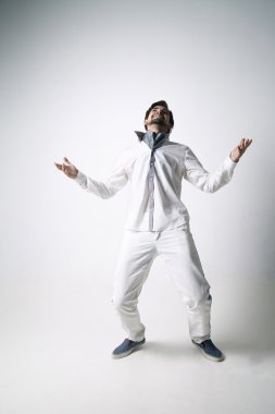 Beyaz giyen bir duygusal delikanlı portresi.