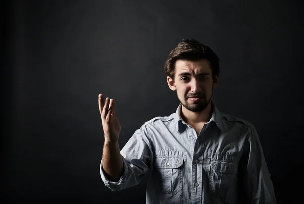 Unzufriedener junger Mann gestikuliert mit einer Hand — Stockfoto
