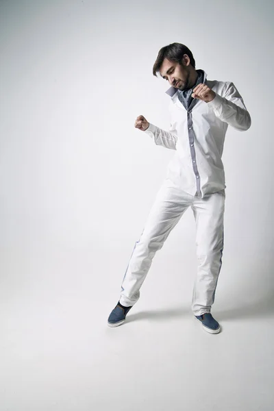 Retrato de un joven emocional vestido de blanco . —  Fotos de Stock