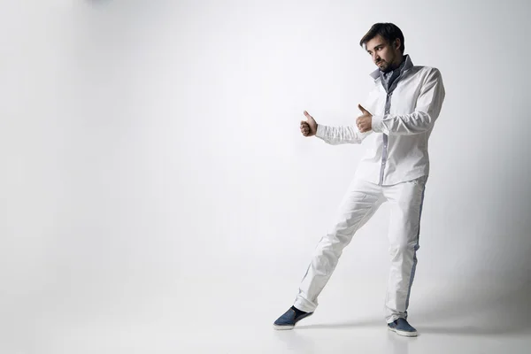 Retrato de un joven emocional vestido de blanco . —  Fotos de Stock