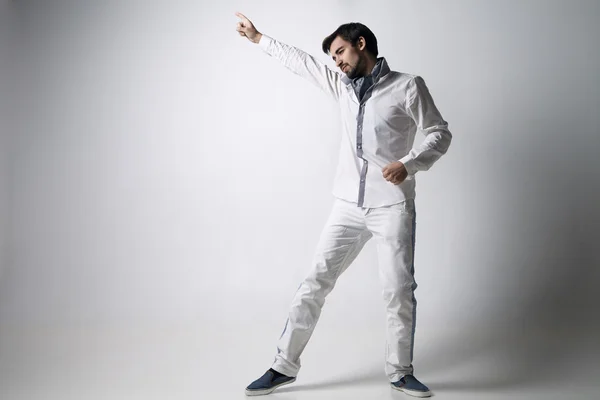 Retrato de un joven emocional vestido de blanco . —  Fotos de Stock