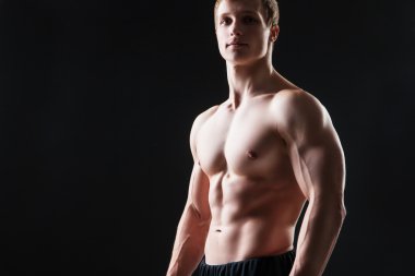 Kas genç adam farklı hareketleri ve vücut parçaları gösterir