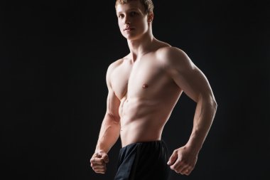 Kas genç adam farklı hareketleri ve vücut parçaları gösterir