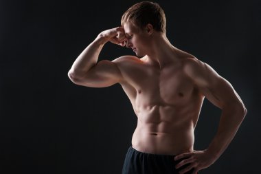 Kas genç adam farklı hareketleri ve vücut parçaları gösterir