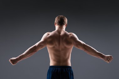Farklı hareketleri ve vücut parçaları arka kas genç adam görünümünü gösterir