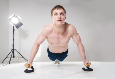 Kas gömleksiz sporcu şınav studio yapma