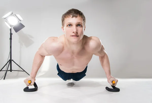 Izmos félmeztelen sportoló, így push-up stúdió — Stock Fotó