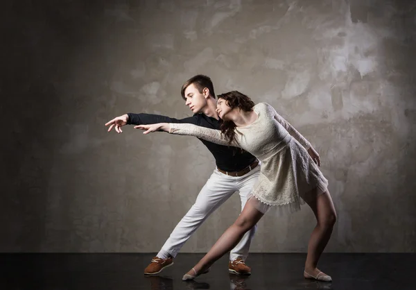 Nádherný pár v aktivní společenský tanec — Stock fotografie