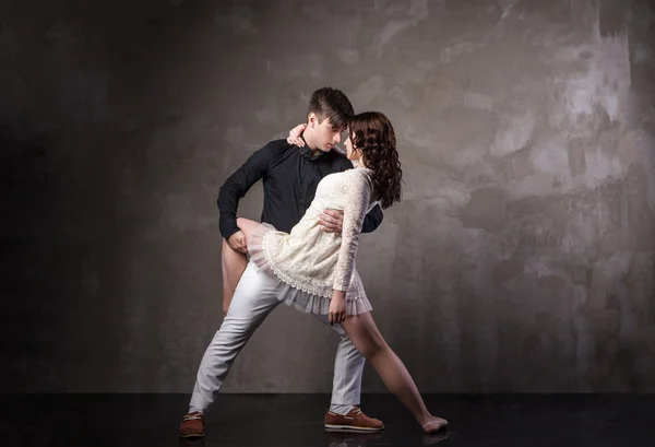 Bella coppia nella danza attiva sala da ballo — Foto Stock
