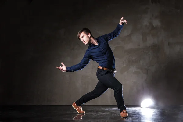 Молодой привлекательный мужчина танцует — стоковое фото