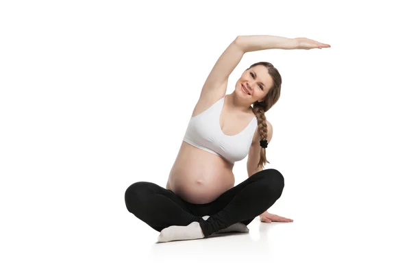妊娠中の女性のストレッチ運動を行うスポーツします。 — ストック写真