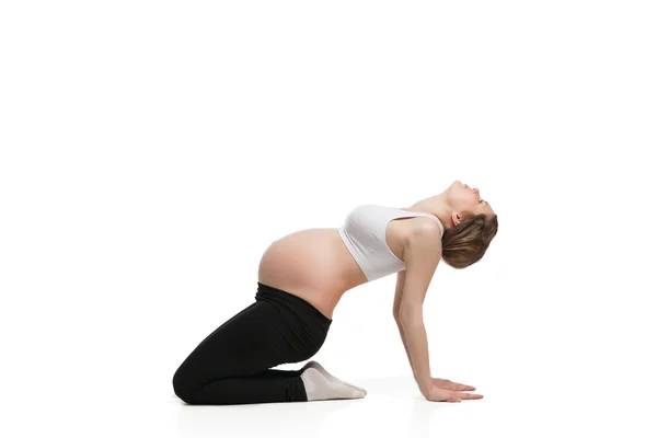 Беременная женщина занимается растяжкой — стоковое фото