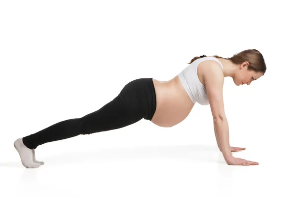 Esportes mulher grávida fazendo exercício de alongamento — Fotografia de Stock