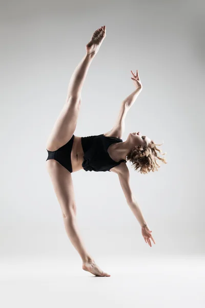 Giovane bella donna in t-shirt nera e pantaloncini danza — Foto Stock