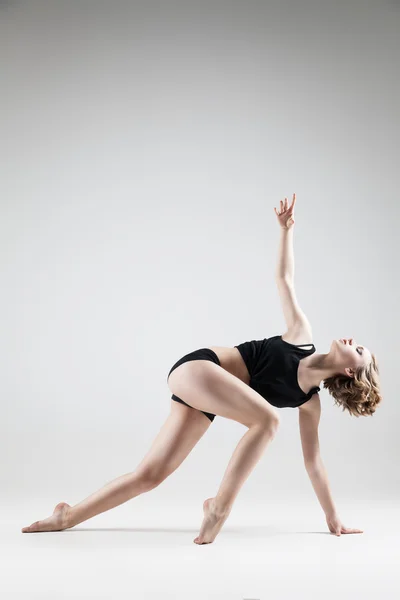 Giovane bella donna in t-shirt nera e pantaloncini danza — Foto Stock